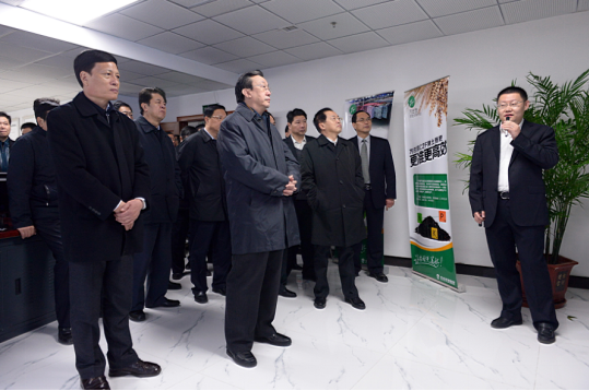 時任河南省省委書記郭庚茂（前排左二）、省長謝伏瞻（前排左一）蒞臨萬莊集團指導工作